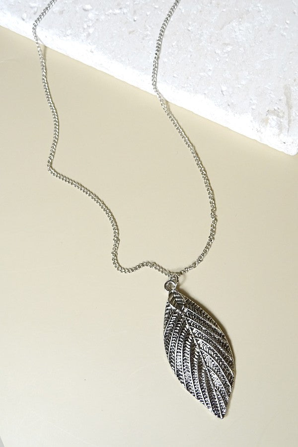 A classic vintage leaf necklace | 31N12008