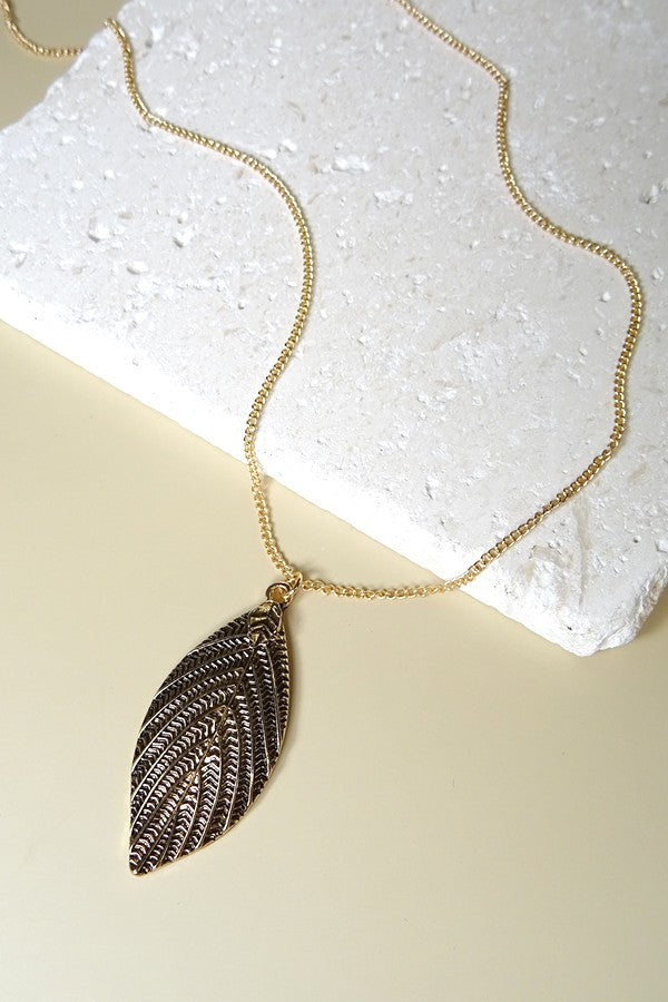 A classic vintage leaf necklace | 31N12008