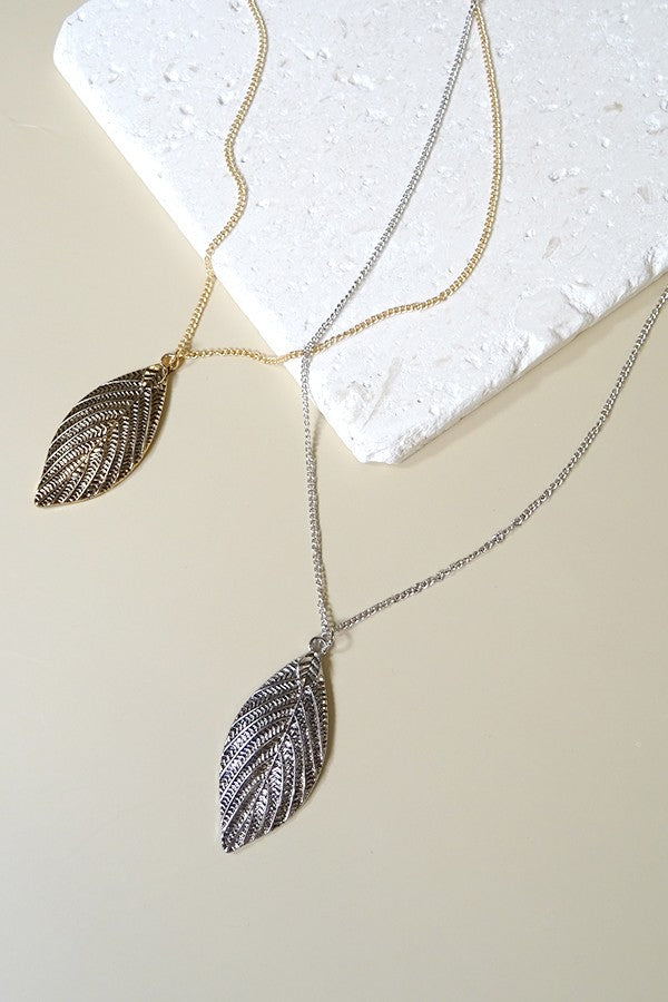 A classic vintage leaf necklace | 31N12008