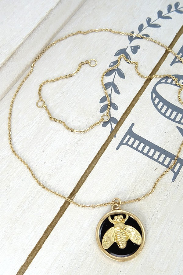 BEE COIN PENDANT NECKLACE | 47N19363