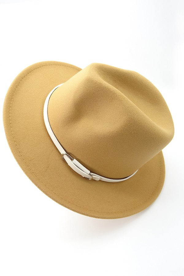 A VINTAGE CLASSIC FEDORA HAT WITH WHITE TRIM | 40HW301