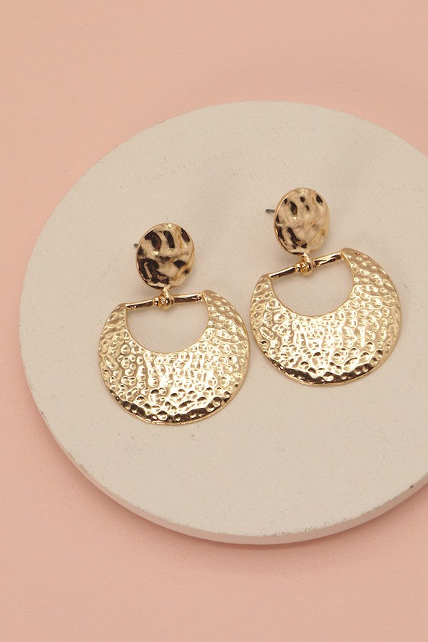 HAMMERED CRESCENT MOON DROP EARRINGS | 31E22099