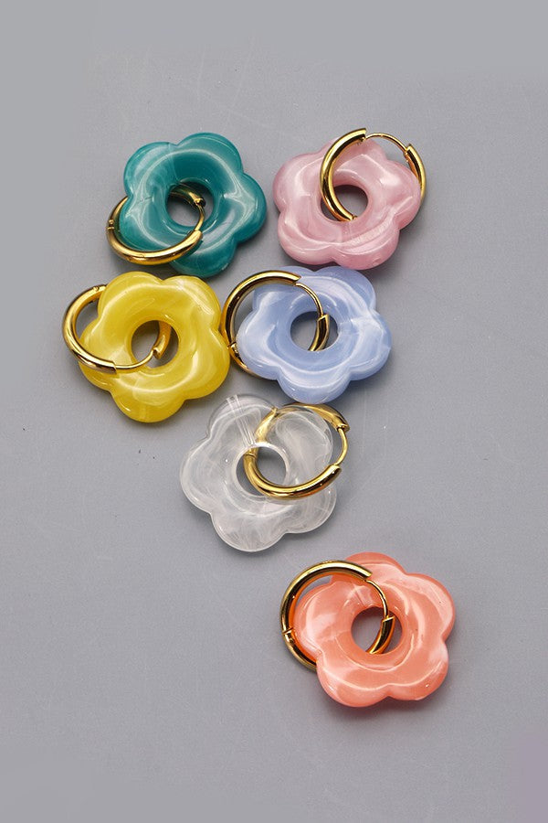 FLOWER CHARM HUGGIE HOOP EARRINGS | 40E221