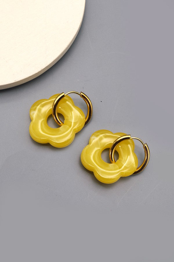 FLOWER CHARM HUGGIE HOOP EARRINGS | 40E221