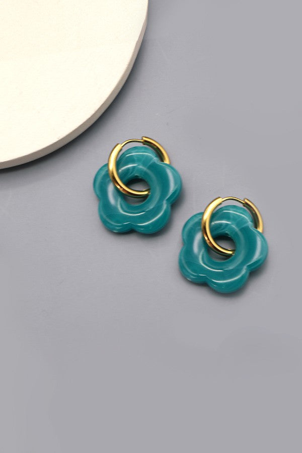 FLOWER CHARM HUGGIE HOOP EARRINGS | 40E221