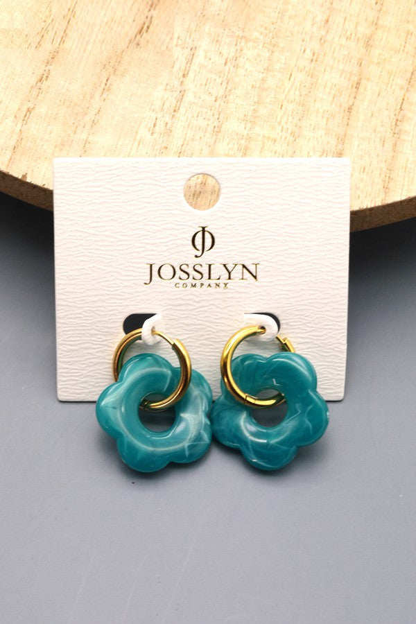 FLOWER CHARM HUGGIE HOOP EARRINGS | 40E221