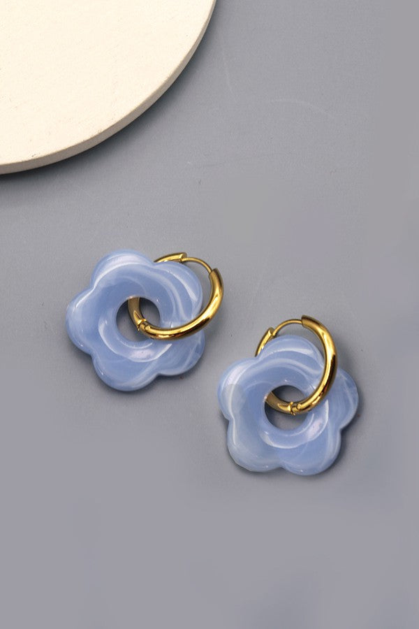 FLOWER CHARM HUGGIE HOOP EARRINGS | 40E221