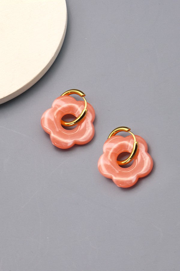 FLOWER CHARM HUGGIE HOOP EARRINGS | 40E221