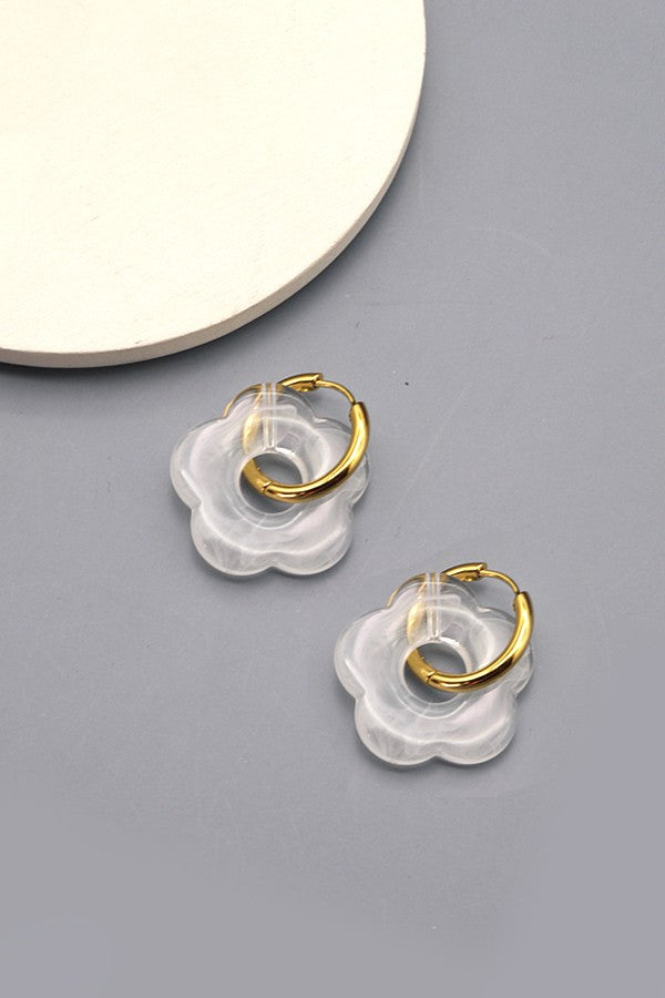 FLOWER CHARM HUGGIE HOOP EARRINGS | 40E221