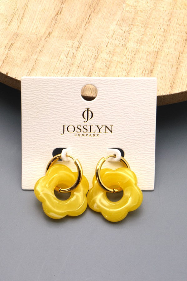 FLOWER CHARM HUGGIE HOOP EARRINGS | 40E221