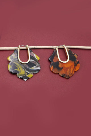 SWIRL ACRYLIC HOOP EARRINGS | 51E2062573