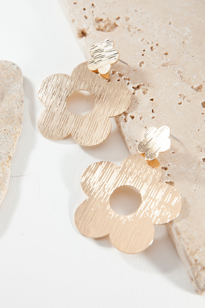 DOUBLE FLAT FLOWER ETCHED DROP EARRINGS | 80E544