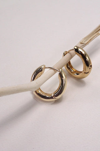 CLASSIC CHUNKY HUGGIE HOOP EARRINGS | 10E3032479
