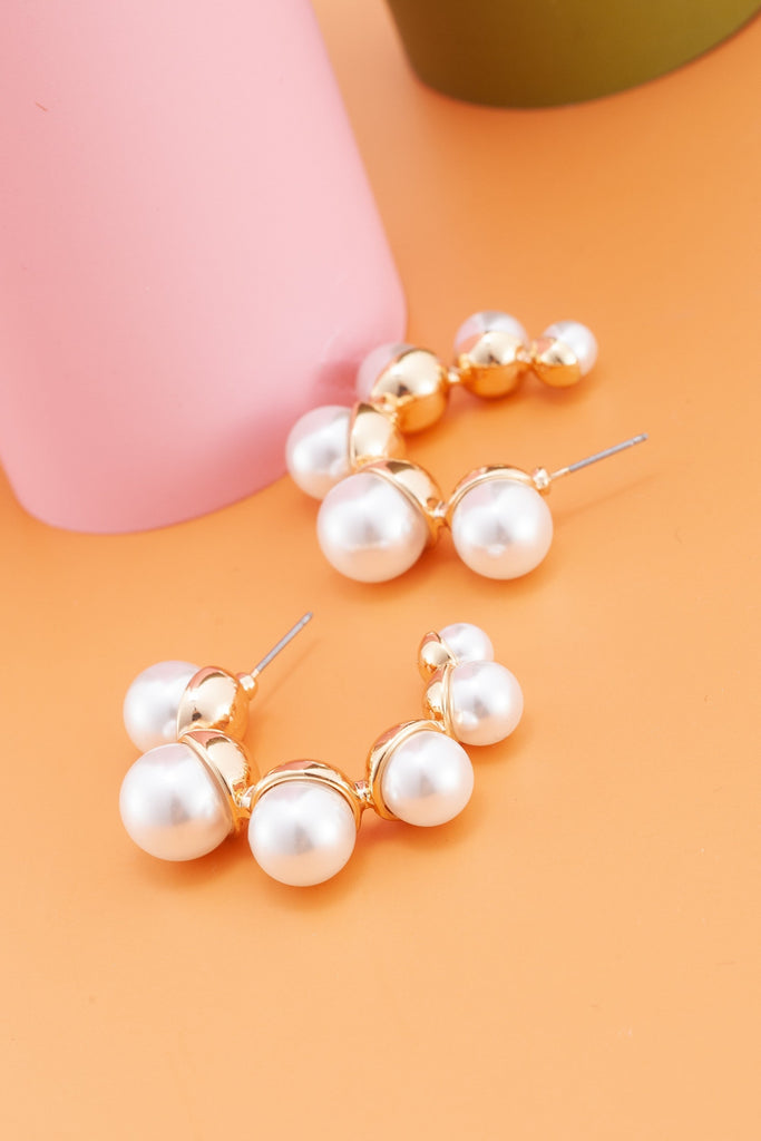 BOLD GLASS PEARL HOOP EARRINGS  | 31E03113