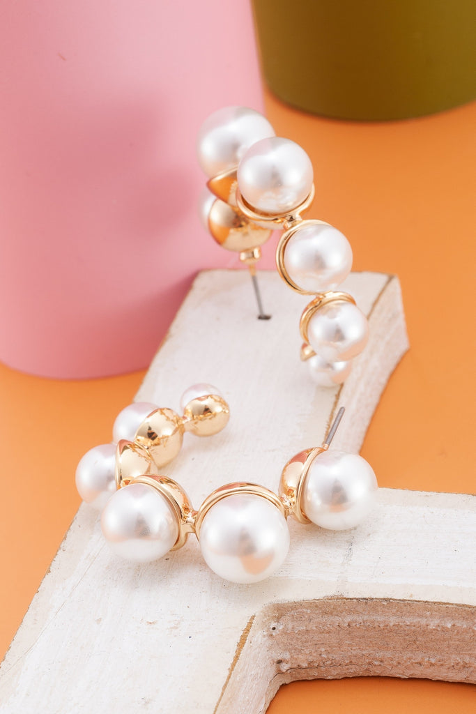 BOLD GLASS PEARL HOOP EARRINGS  | 31E03113