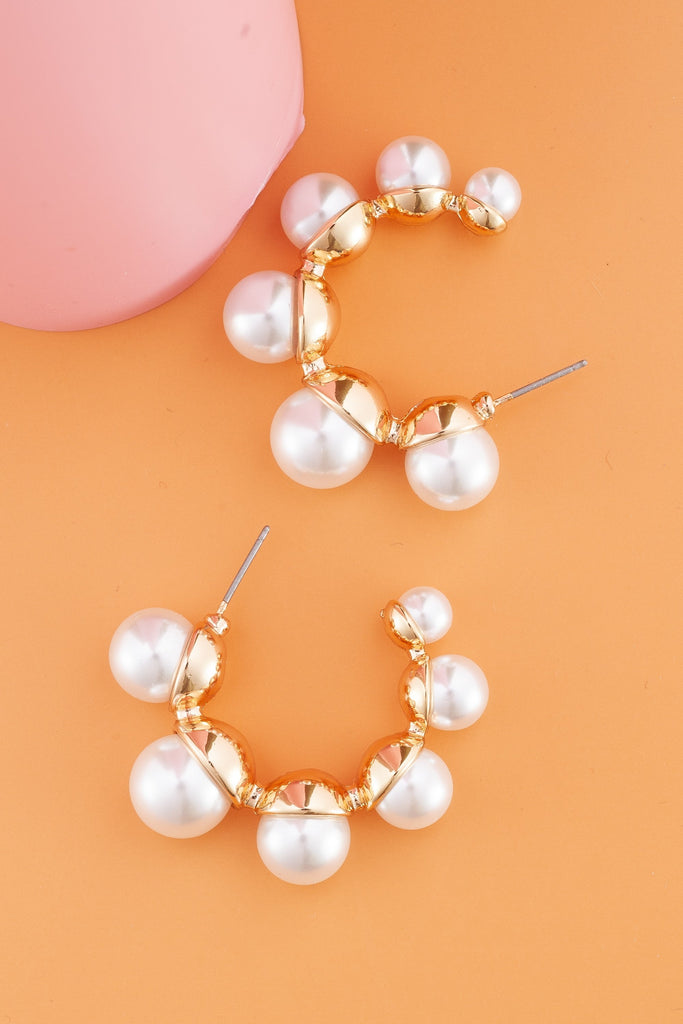BOLD GLASS PEARL HOOP EARRINGS  | 31E03113