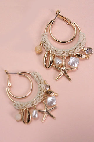 CROCHET SEASHELL  PUKA PEARL CHARM DROP EARRINGS | 80E3523