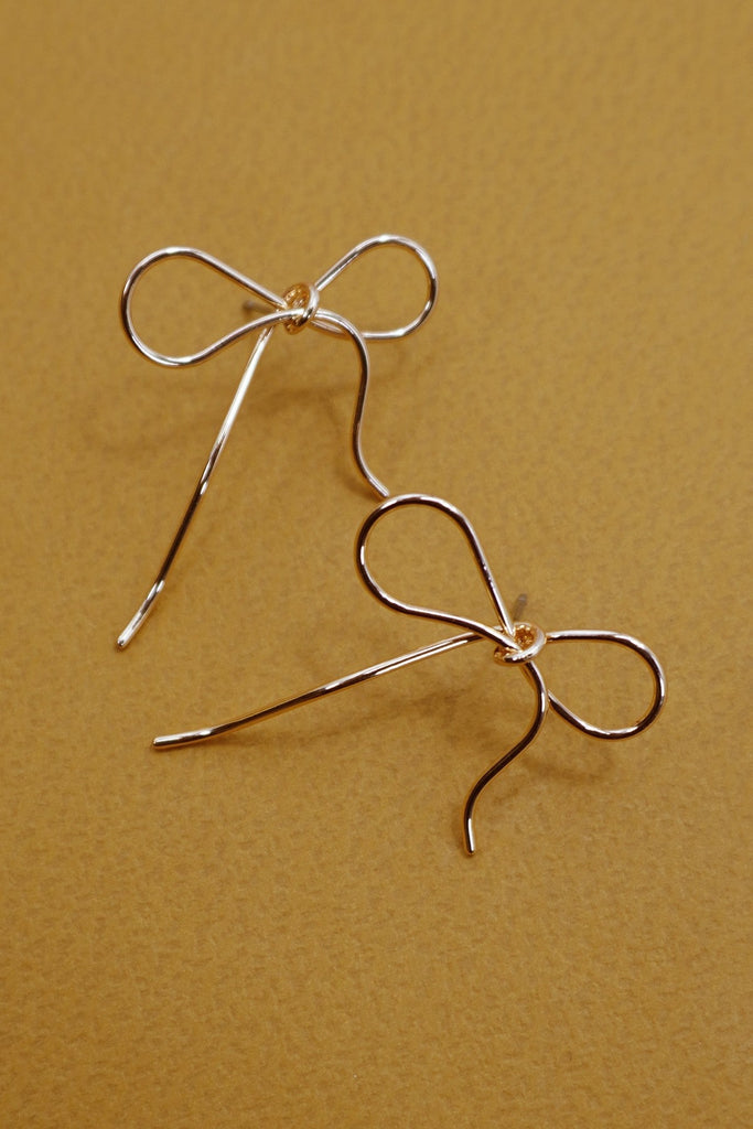 DELICATE WIRE BOW STUD EARRINGS | 80E06224