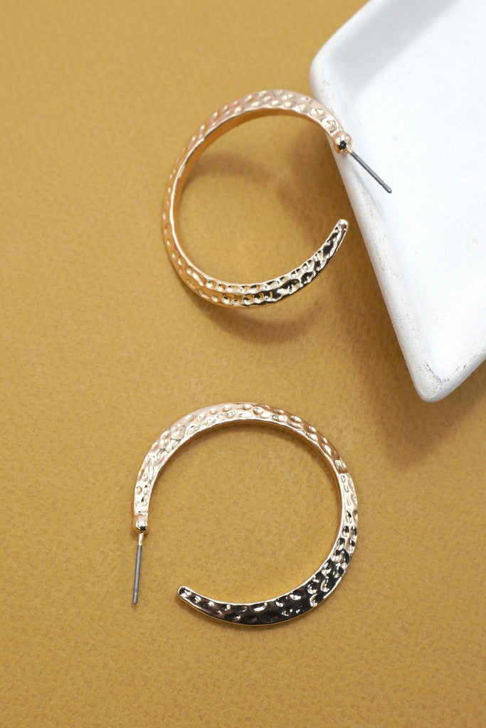HAMMERED HOOP TITANIUM POST EARRINGS | 31E50216