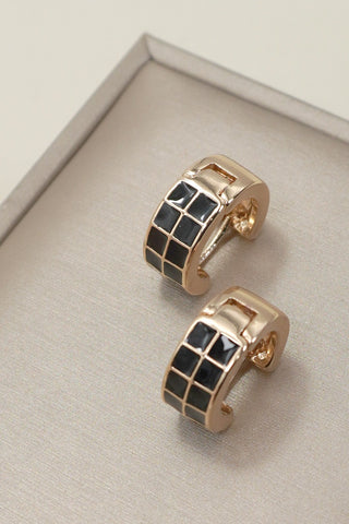 CHECKER EPOXY HUGGIE HOOP EARRINGS | 31E50298
