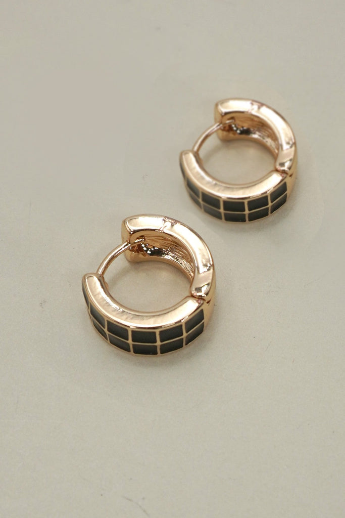 CHECKER EPOXY HUGGIE HOOP EARRINGS | 31E50298