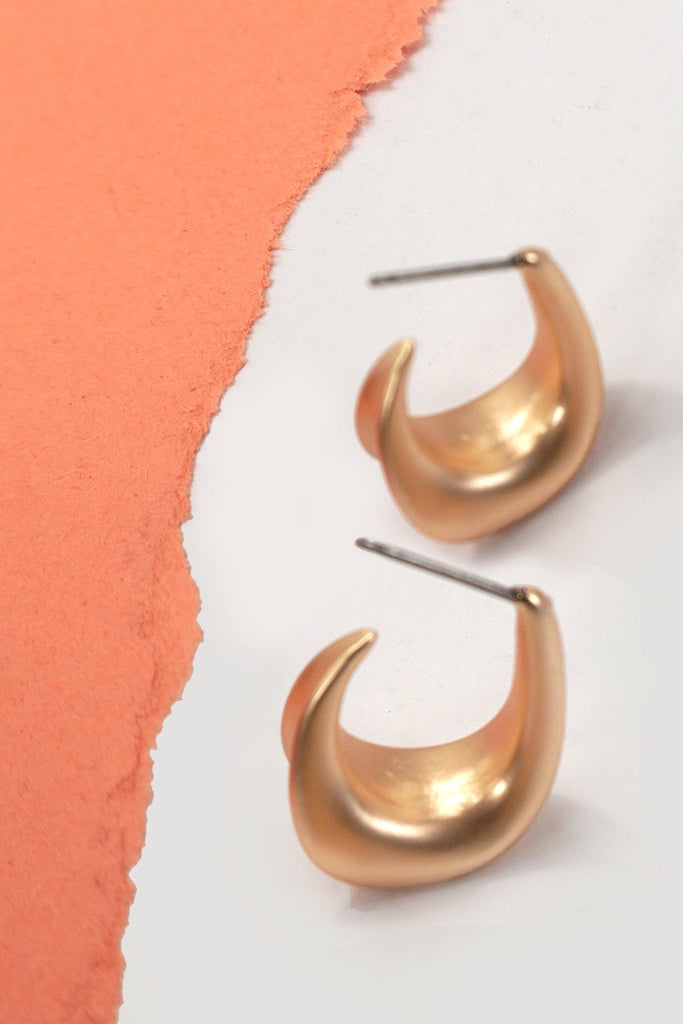 UPSCALE  MATTE GOLD OVAL HUGGIE HOOP EARRINGS | 80E6559