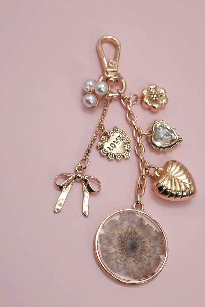 BAG CHARM-DRIED FLOWER BOW HEART PEARL | 80K036