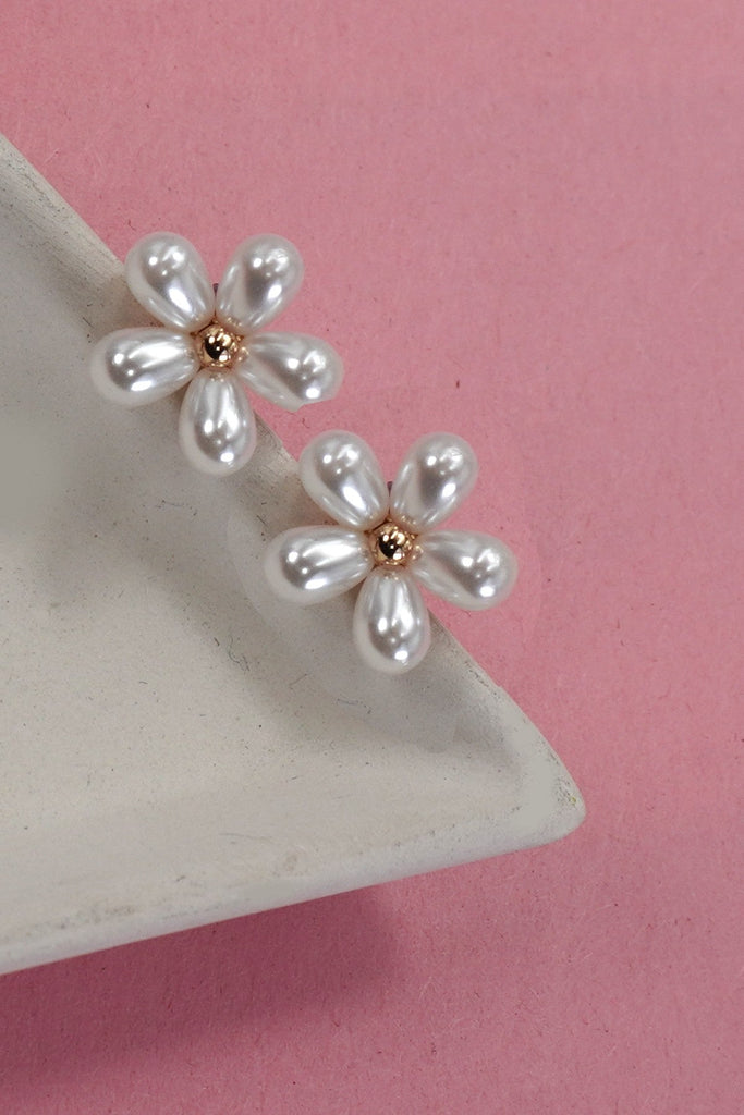 PEARL DAISY FLOWER STUD EARRINGS | 80E6657