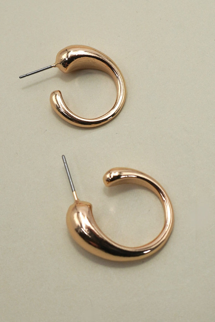 TEARDROP HUGGIE HOOP EARRINGS | 31E50775