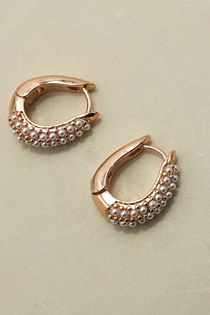 OVAL PEARL GOLD HUGGIE HOOP EARRINGS | 31E50794