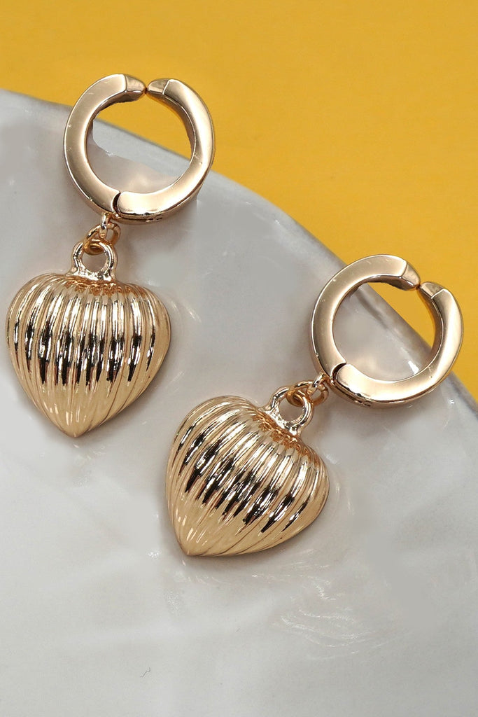 RIBBED HEART HUGGIE HOOP DROP EARRINGS | 31E50783