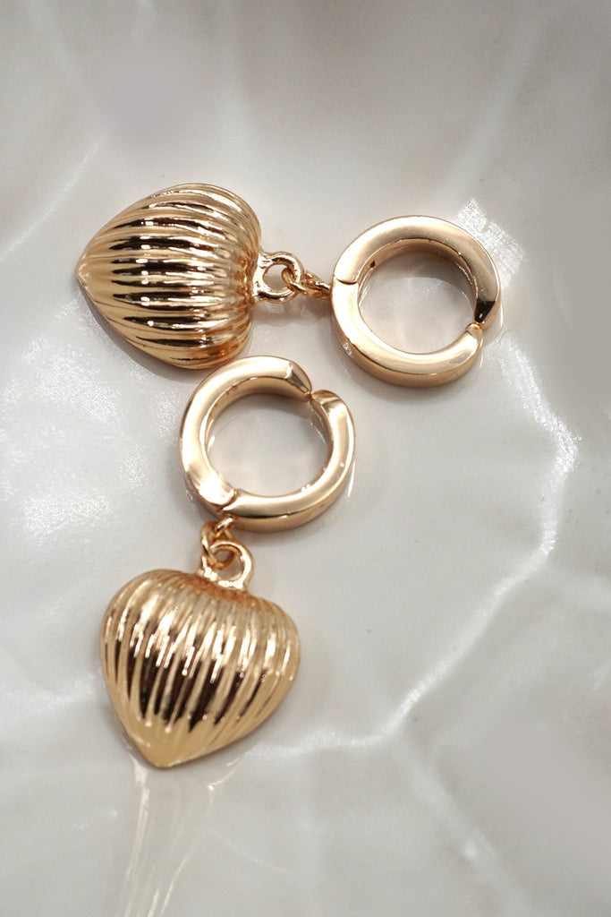 RIBBED HEART HUGGIE HOOP DROP EARRINGS | 31E50783