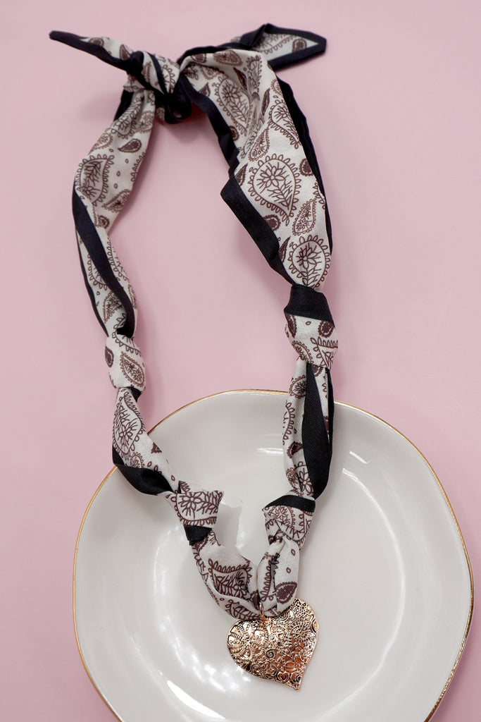 HANDMADE SCARF NECKLACE - HEART | 80N91790