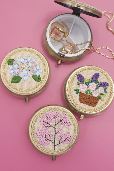FLORAL EMBROIDERY JEWELRY ORGANIZER WITH MIRROR | 40P572
