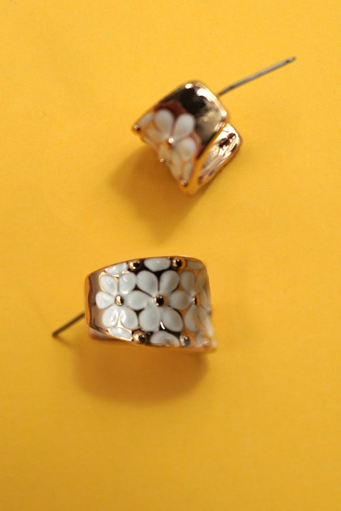 WHITE EPOXY FLOWER HOOP EARRINGS | 80E6942