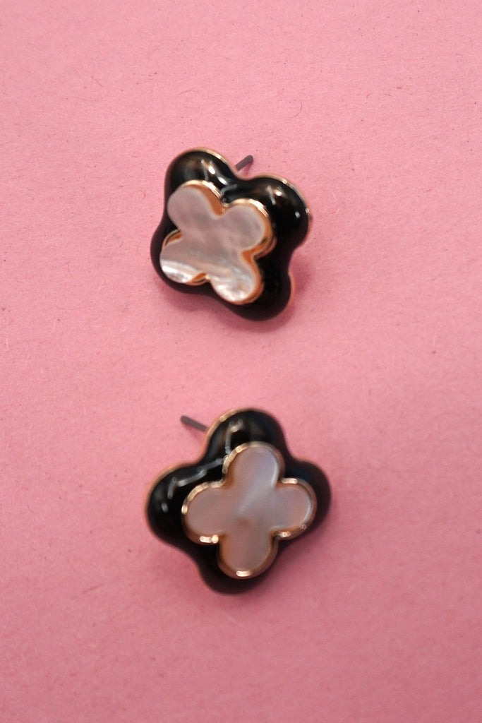 VINTAGE BLACK OUTLINED PEARL CLOVER STUD EARRINGS | 80E6960