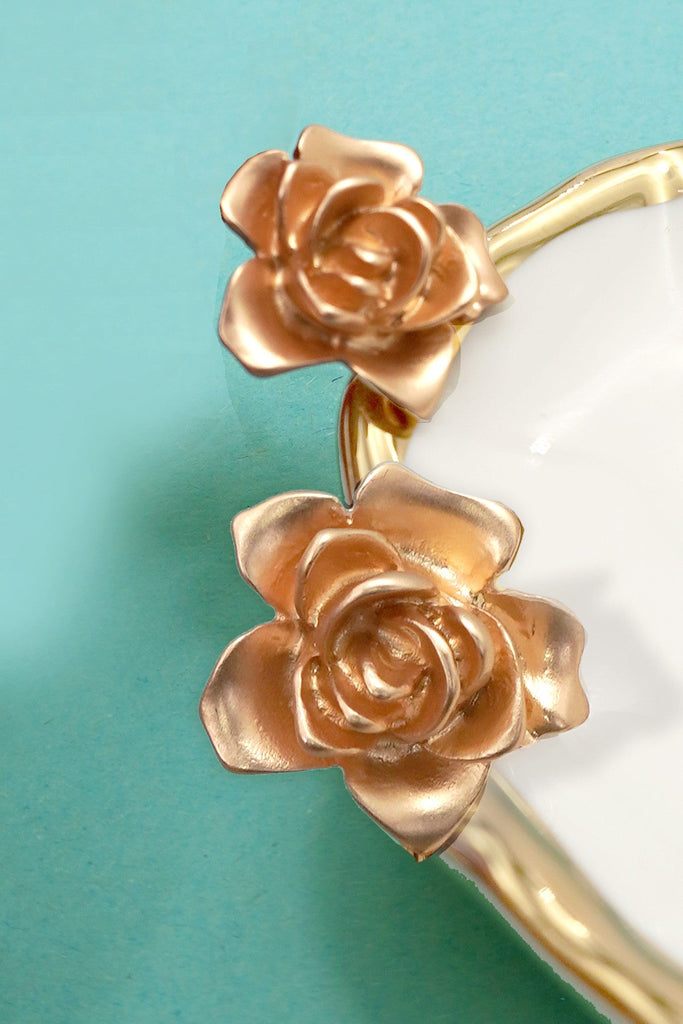 MATTE GOLD FLOWER STUD EARRINGS | 80E61095