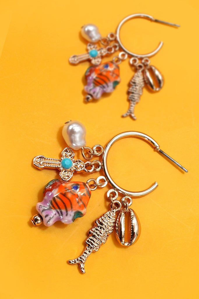 OCEAN CHARM HOOP EARRINGS - FISH PEARL MULTI CHARM | 80E6116
