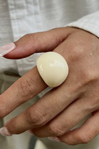 ADJUTABLE WHITE ENAMELGOLD FLORAL STATMENT RING | 40R133