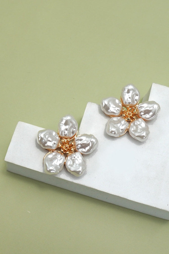 VINTAGE BOLD PEARL FLOWER  STUD EARRINGS | 80E61312