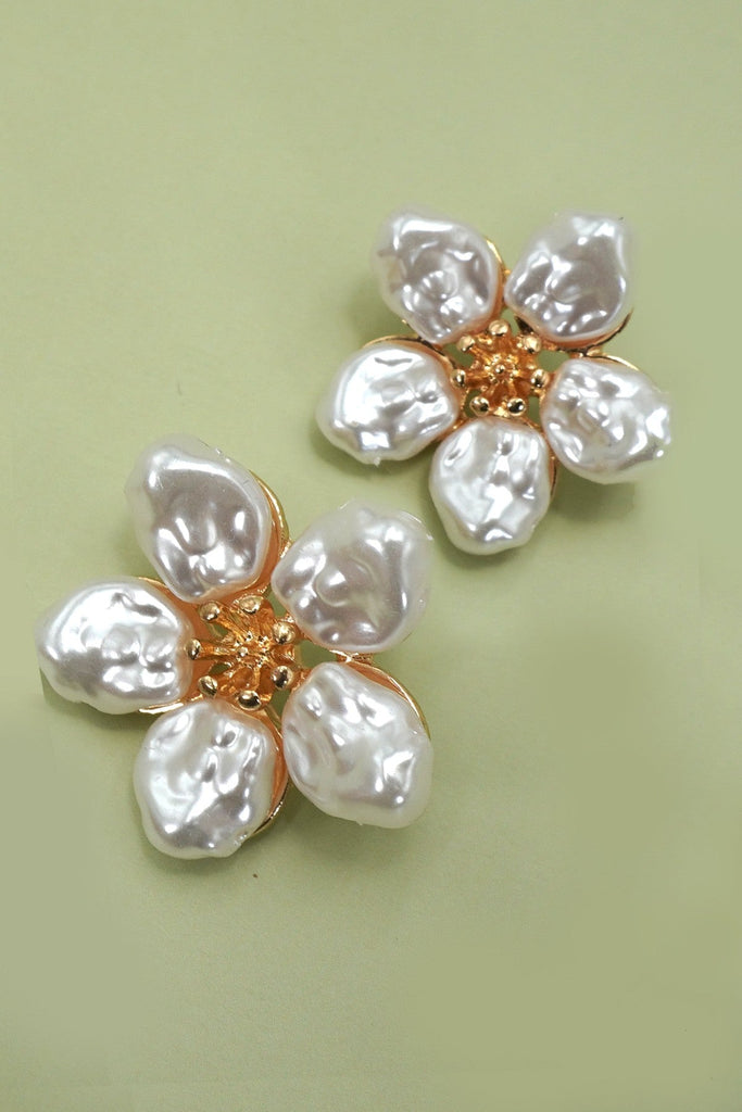 VINTAGE BOLD PEARL FLOWER  STUD EARRINGS | 80E61312