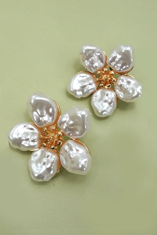 VINTAGE BOLD PEARL FLOWER  STUD EARRINGS | 80E61312