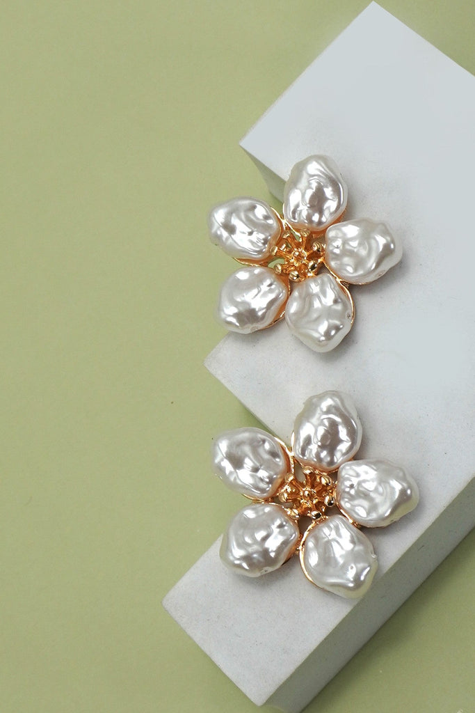 VINTAGE BOLD PEARL FLOWER  STUD EARRINGS | 80E61312