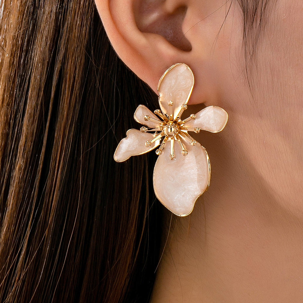BOLD STATEMENT EPOXY FLOWER GOLD STUD EARRINGS | 80E61390