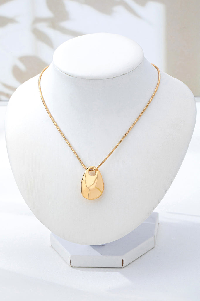 Sculptural Teardrop Pendant Necklace | 80N93028
