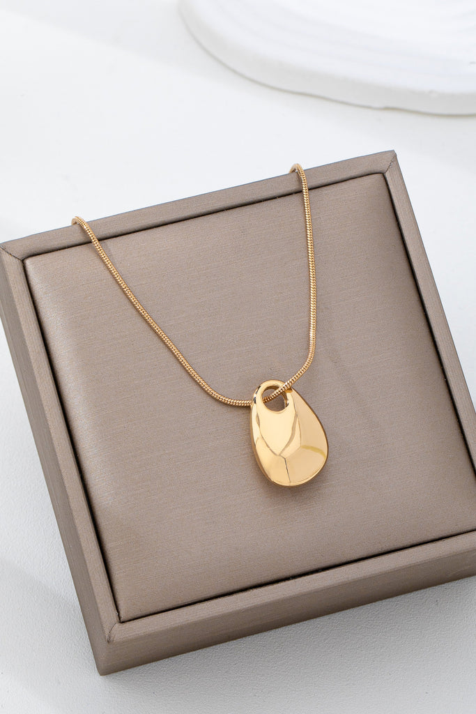 Sculptural Teardrop Pendant Necklace | 80N93028