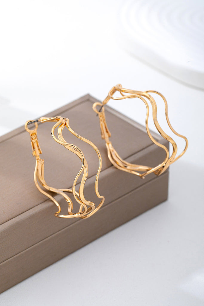 Textured Wavy Gold Hoop Earrings | 80E62228