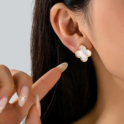 Mother of Pearl Clover Stud Earrings | 80E62351