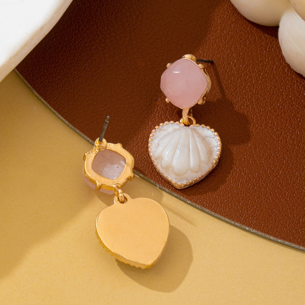 Coquette Seashell Embossed Heart Dangle Earrings | 80E62964