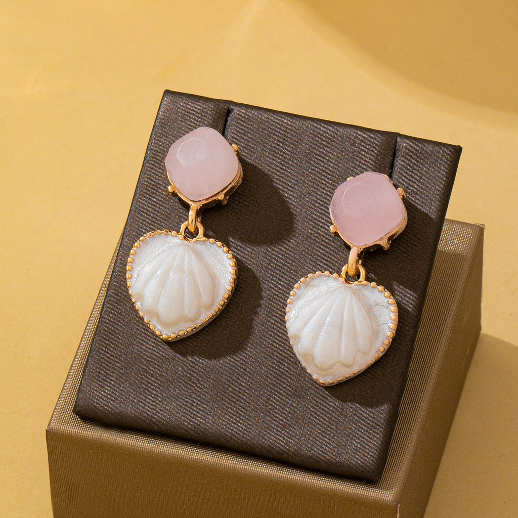 Coquette Seashell Embossed Heart Dangle Earrings | 80E62964